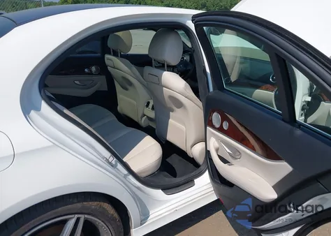 2018 Mercedes-Benz E 300 4Matic z USA, uszkodzony, nr VIN WDDZF4KB4JA370171